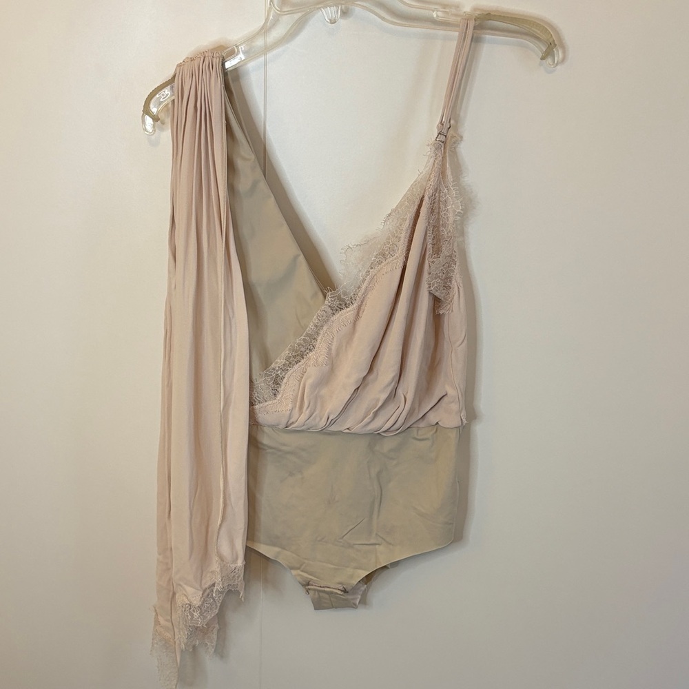 💖Chic Cream & Pale Pink Lace-Trimmed Bodysuit